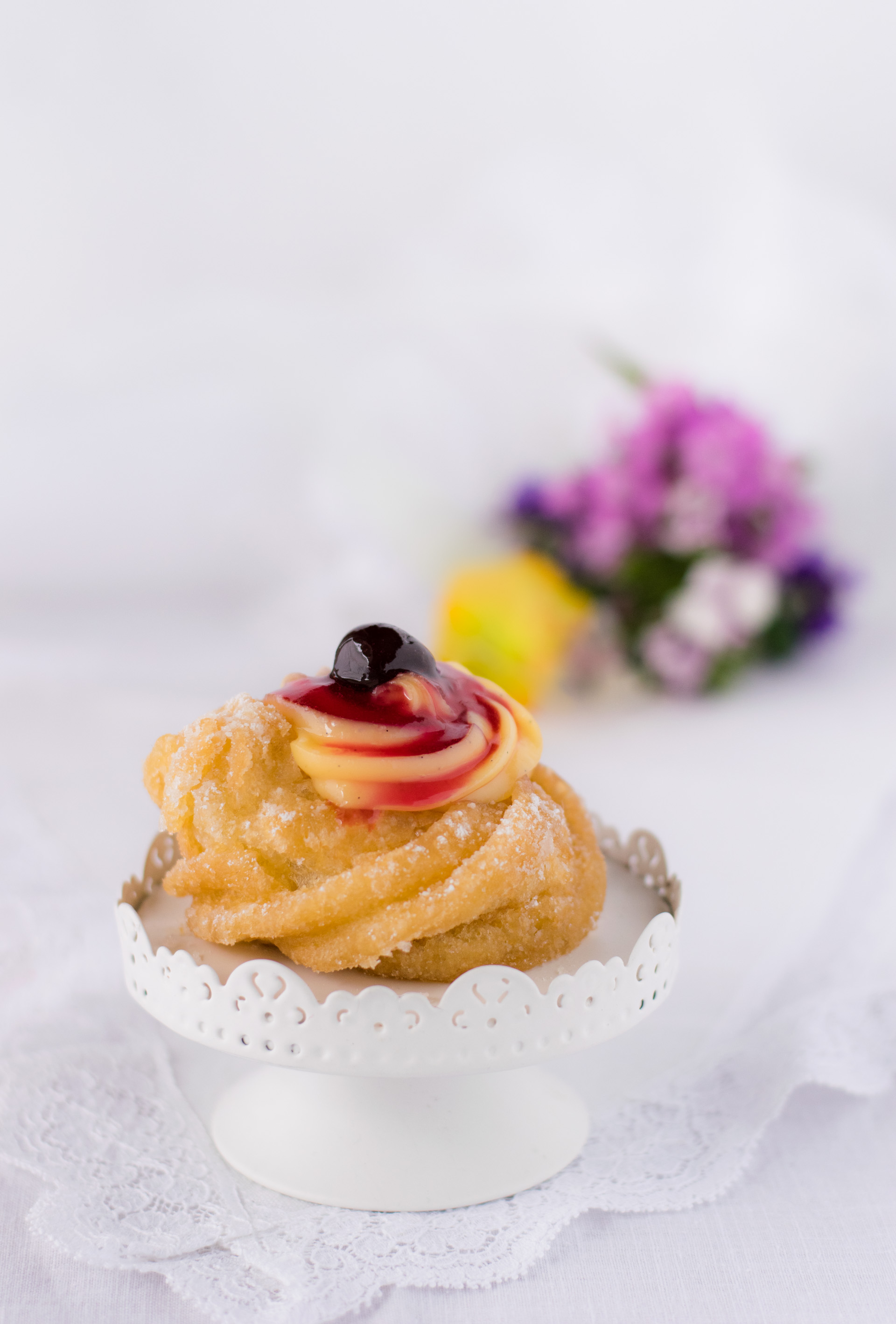 zeppole-fritte-di-san-giuseppe-con-crema-e-amarena